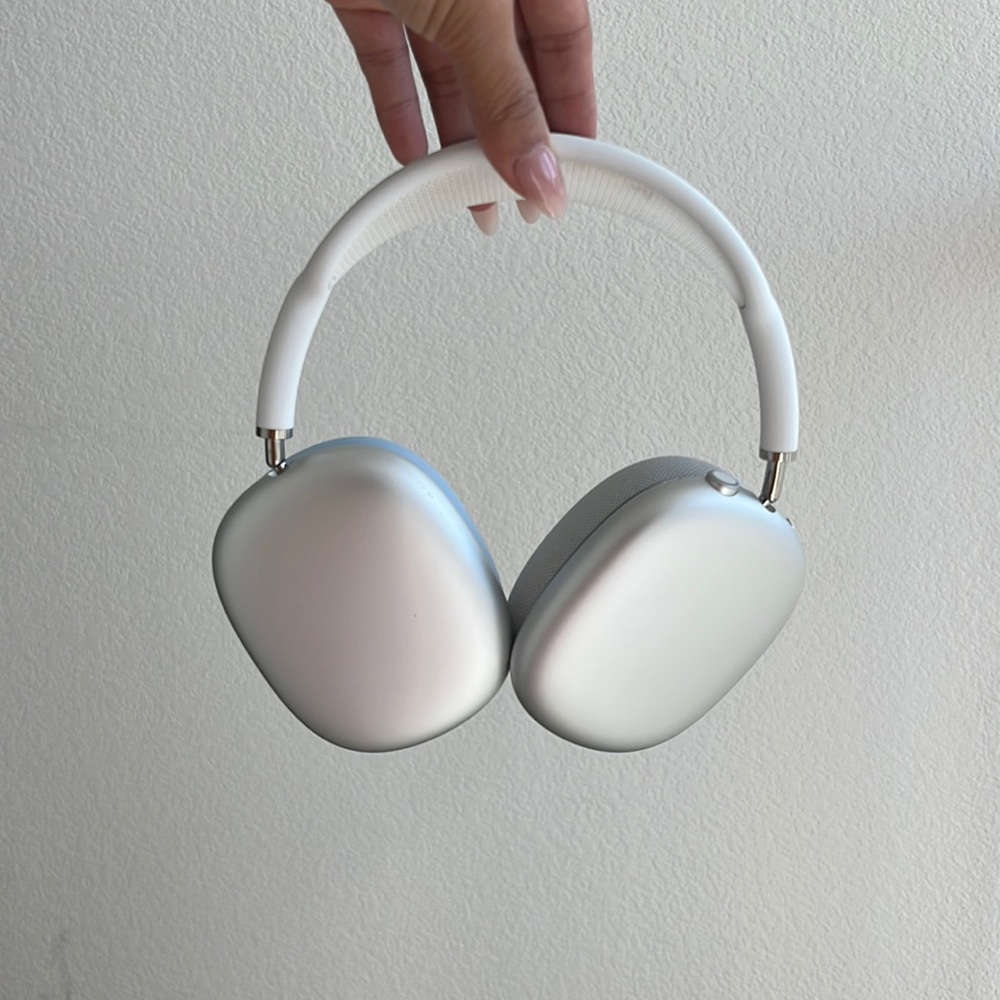 AirPod Max (white and silver)